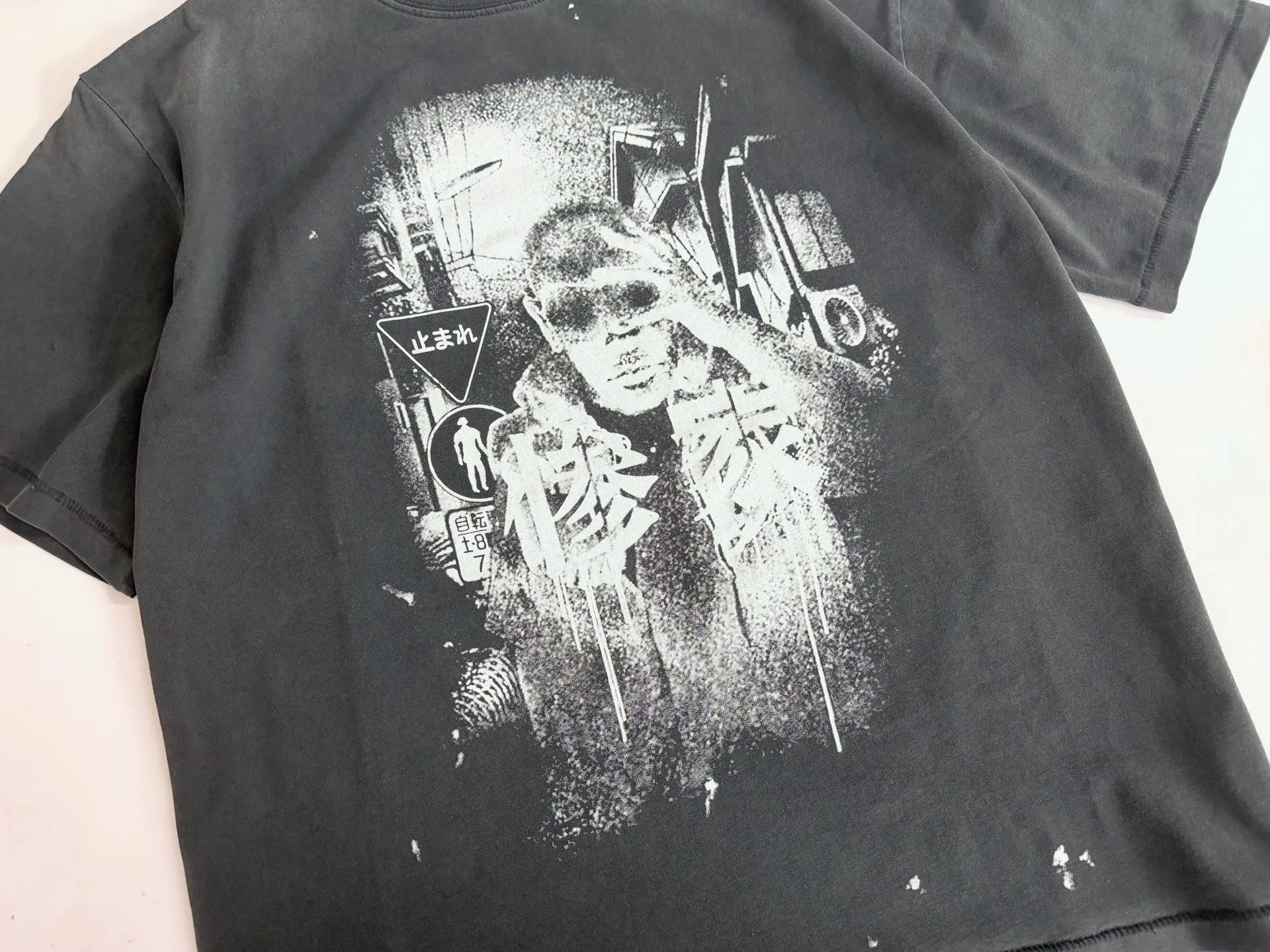 ❥8034#P136 Saint Mxxxxxx new model uses double yarn cotton batik fabric 280g, comfortable and breathable to wear. Full of street feel, loose fit. Craftsmanship: printing + graffiti + spray coding, batik and washing. Size: (S-M-L-XL) Color: Washed black